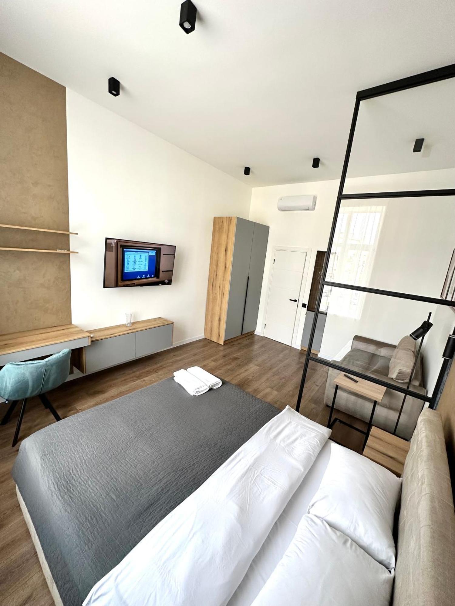 Romantic Apartments - In The Center Of Lviv , King-Size Bed Exterior photo